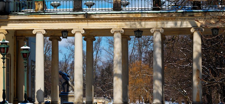 W stawie w Łazienkach wyłowiono ciało mężczyzny. "Nie stwierdzono obrażeń mechanicznych"