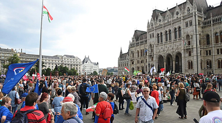 Résztvevők az új pedagóguséletpálya-törvény elleni tüntetésen a Kossuth téren, a Parlament előtt 2023. június 16-án/Fotó: MTI/Máthé Zoltán