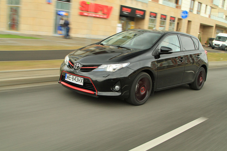 Toyota Auris 1.6 Red