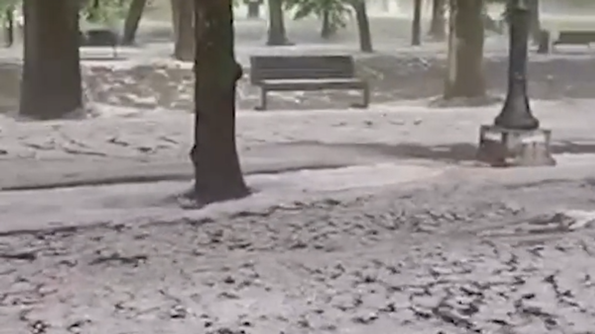 (VIDEO) NI NAJSTARIJI GRAĐANI NE PAMTE OVAKAV GRAD! U ovom delu Srbije kao da je DECEMBAR: Sve se beli, a ledenice TEKU niz reku