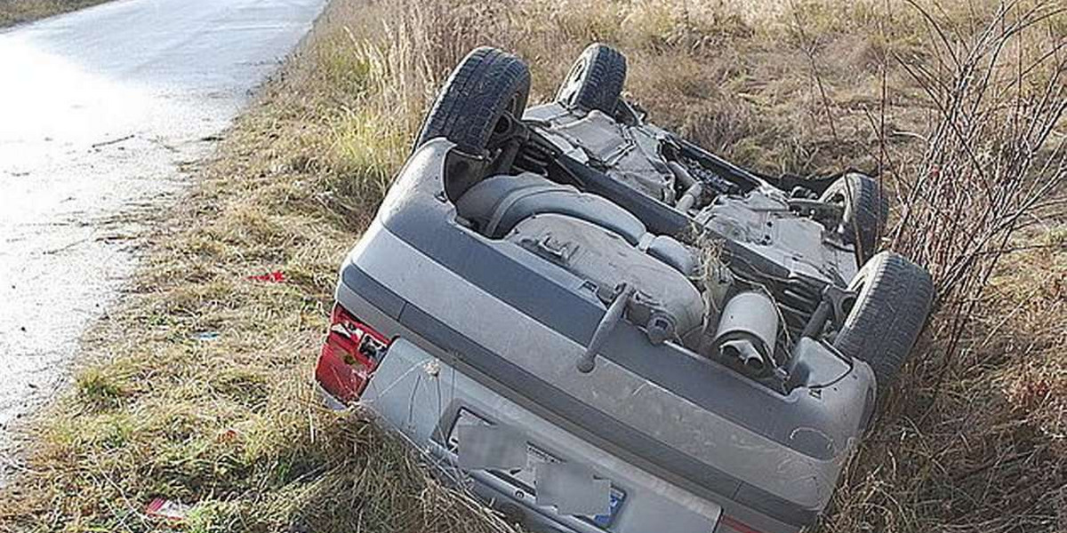 Volkswagen dachował po poślizgu. Foty