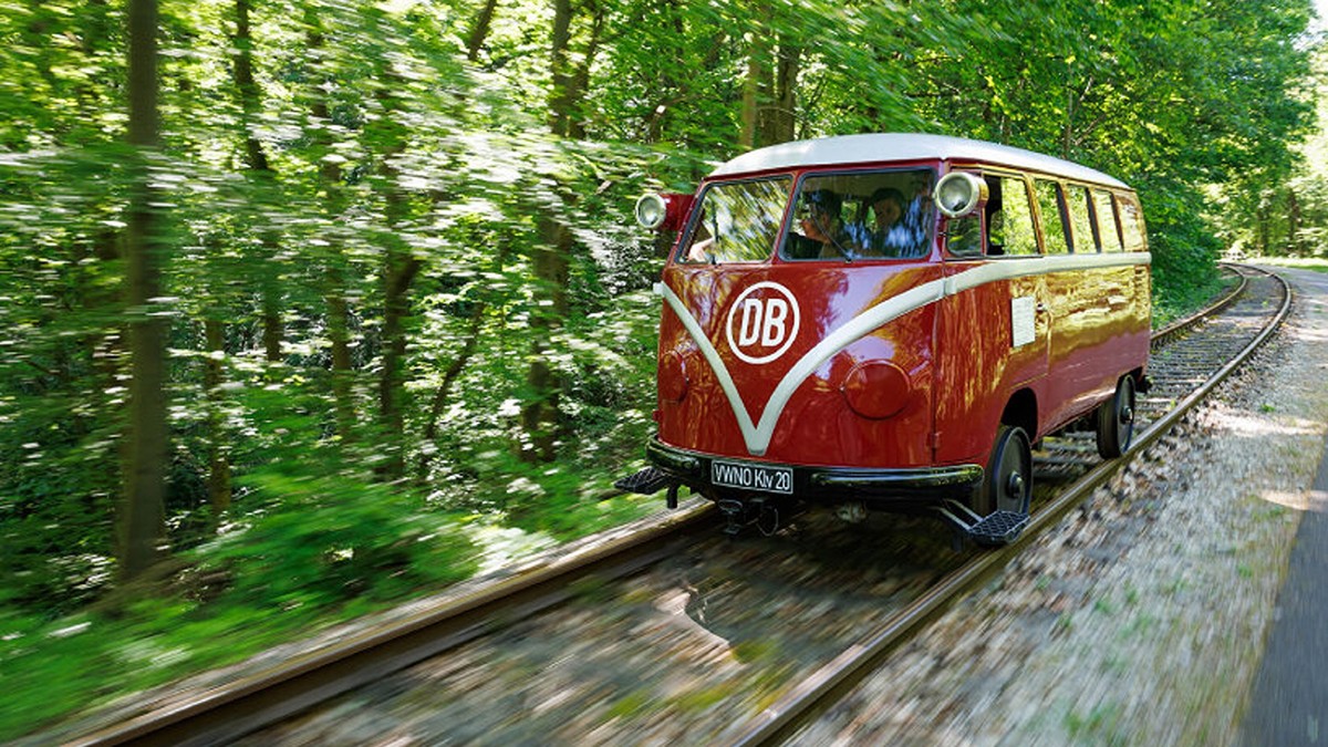 Nem vicc, ez a Volkswagen kisbusz vonatként közlekedik – fotók