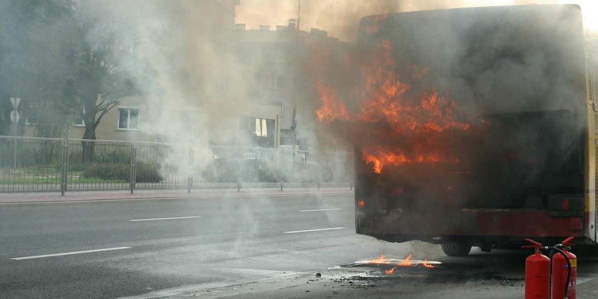 Autobus płonął i rozpadał się na drodze