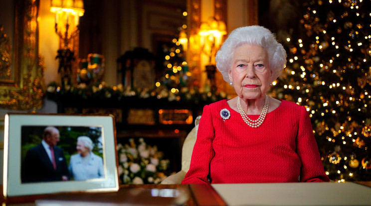 II. Erzsébet egy az idén elhunyt férjét, Fülöp herceget ábrázoló fotó mellett mondta el érzelmes ünnepi beszédét /Fotó: GettyImages