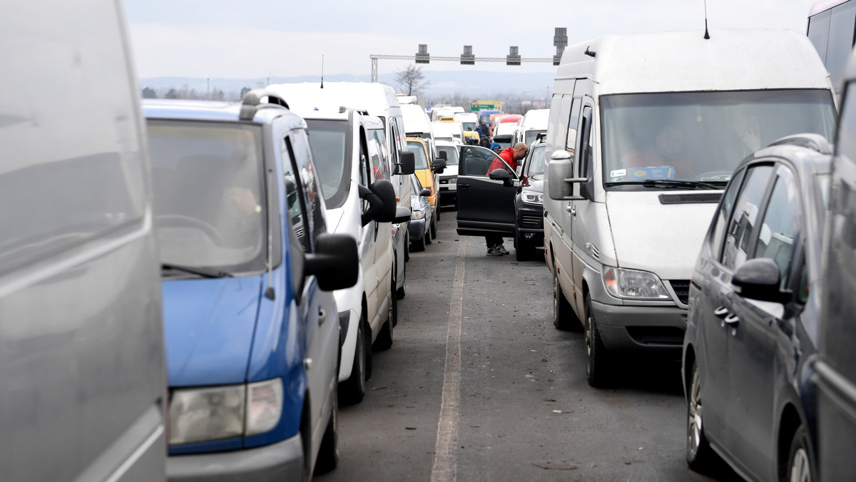 Na drogowych przejściach granicznych z Ukrainą na Podkarpaciu powoli zmniejszają się kolejki oczekujących na wyjazd, ale ruch nadal jest wzmożony. Podobnie jest na jedynym pieszym przejściu z Ukrainą - w Medyce, gdzie w ciągu ostatniej doby odprawiono prawie 9 tys. osób.