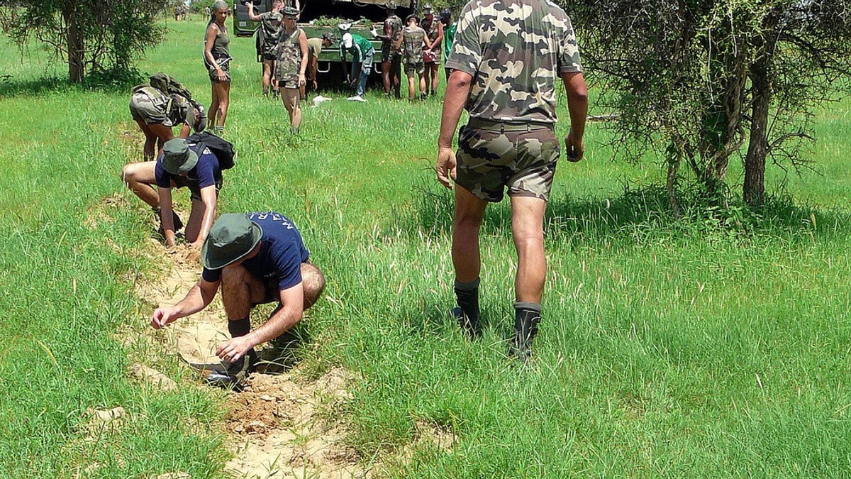 Francuski vojnici sade prvo drveće koje će formirati Veleki zeleni zid u septembru 2009. kod sela Lagbar u Senegalu