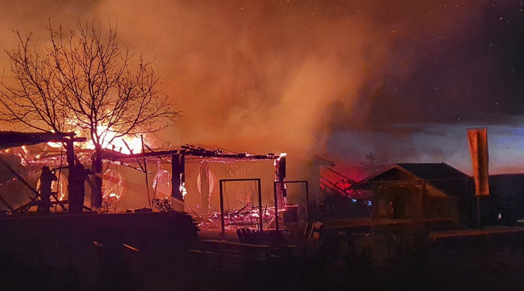 A Prahova megyei katasztrófavédelmi felügyelőség által kiadott kép a kigyulladt panzióról a dél-romániai Tohani településen. Már 7 halálos áldozata van a tűznek / Fotó: MTI/AP