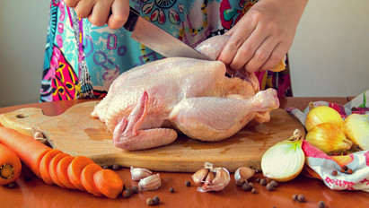 Megéri otthon csirkét bontani? Videón a módszer, hogyan csinálja