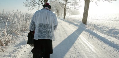 Proboszcz nie miał wyjścia. Musiał wystawić tace w sklepach