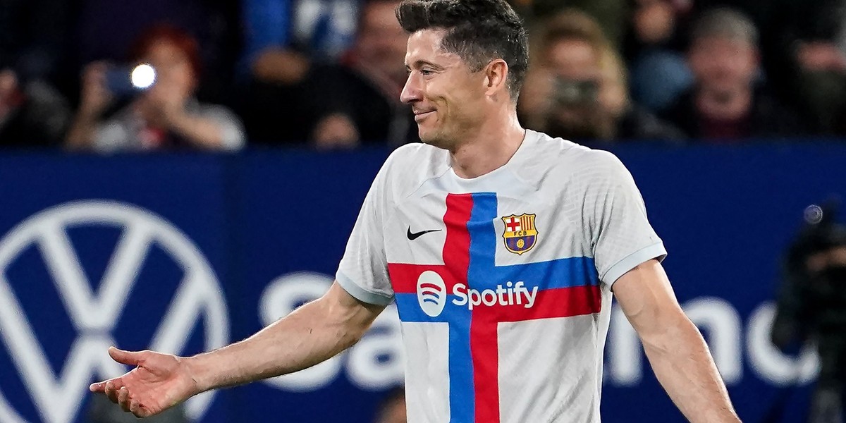 Robert Lewandowski jeszcze poczeka na karę za czerwoną kartkę. 