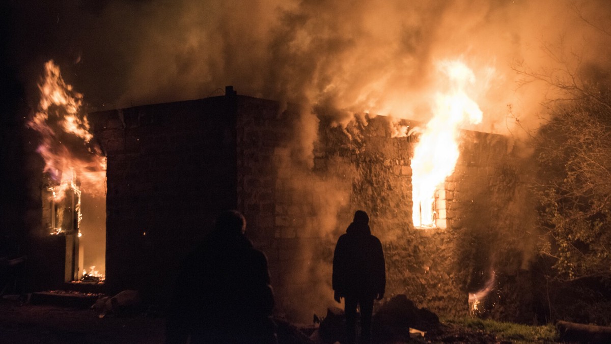 Ormianie opuszczają Górski Karabach i palą swoje domy.