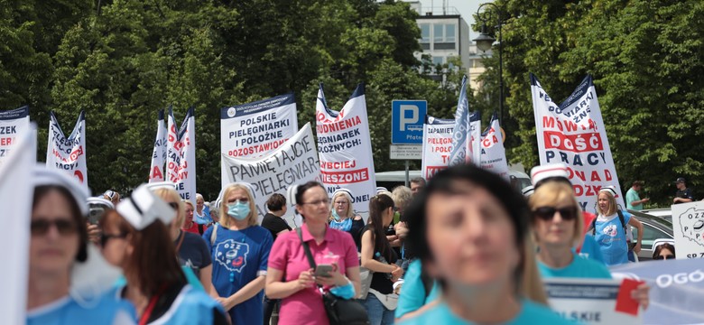 Medycy przed Sejmem. "Nie wystarczy oklaskiwać i wręczać kwiaty"