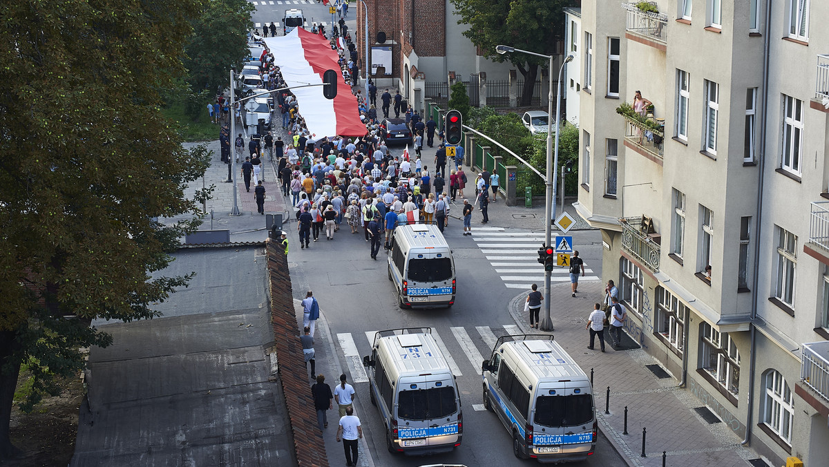 Marsz Komitetu Obrony Demokracji z 60-metrową biało-czerwoną flagą przeszedł dziś ulicami Gdańska do Stoczni. Liczący kilkaset osób przemarsz przebiegł spokojnie.