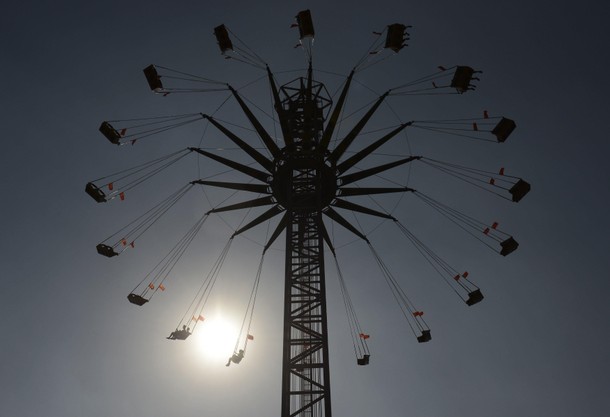 Chiny wesołe miasteczko park rozrywki karuzela zachód słońca fotografia zdjęcia