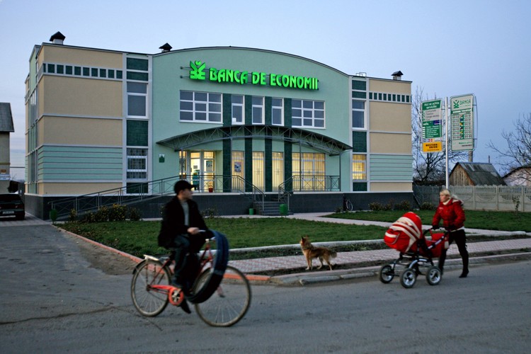 Szacuje się, że 90 proc. społeczeństwa żyje poniżej minimum egzystencji. Reformę gospodarki hamują konflikty na tle politycznym i narodowym (Naddniestrze i  Republika Gagauska otrzymały status terytoriów autonomicznych).
Banca de Economii S.A w Kiszyniowie