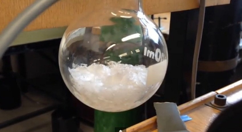 Jednostavan eksperiment, a tečnost kao da menja raspoloženje