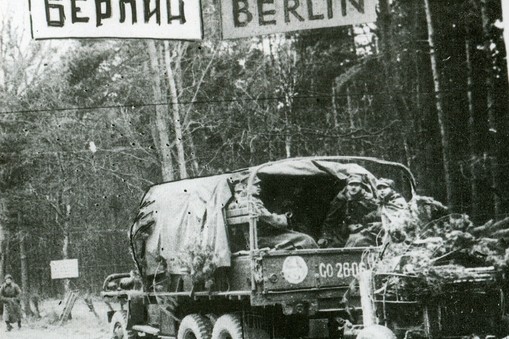 Polscy żołnierze w drodze na Berlin, 1945 r.