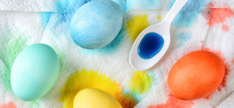 Naturalne barwniki do jajek. Wszystkie znajdziesz w swojej kuchni