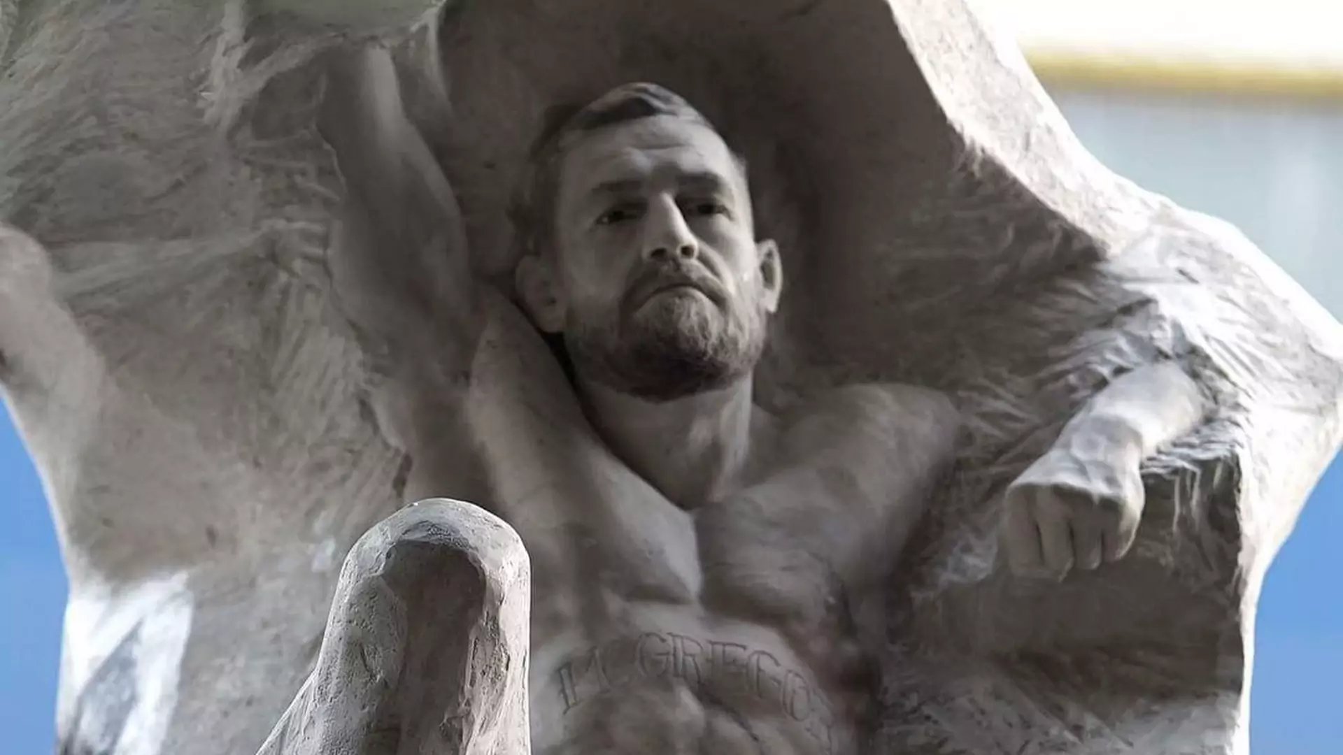 Conor McGregor jako posąg. Litewski artysta wyrzeźbił go w marmurze