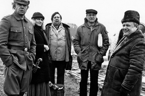 Na planie zdjęciowym filmu „Miś. Od lewej: Stanisław Tym, Milena Celińska, Edward Rauch, Janusz Zakrzeński i Stanisław Bareja, 1980r.