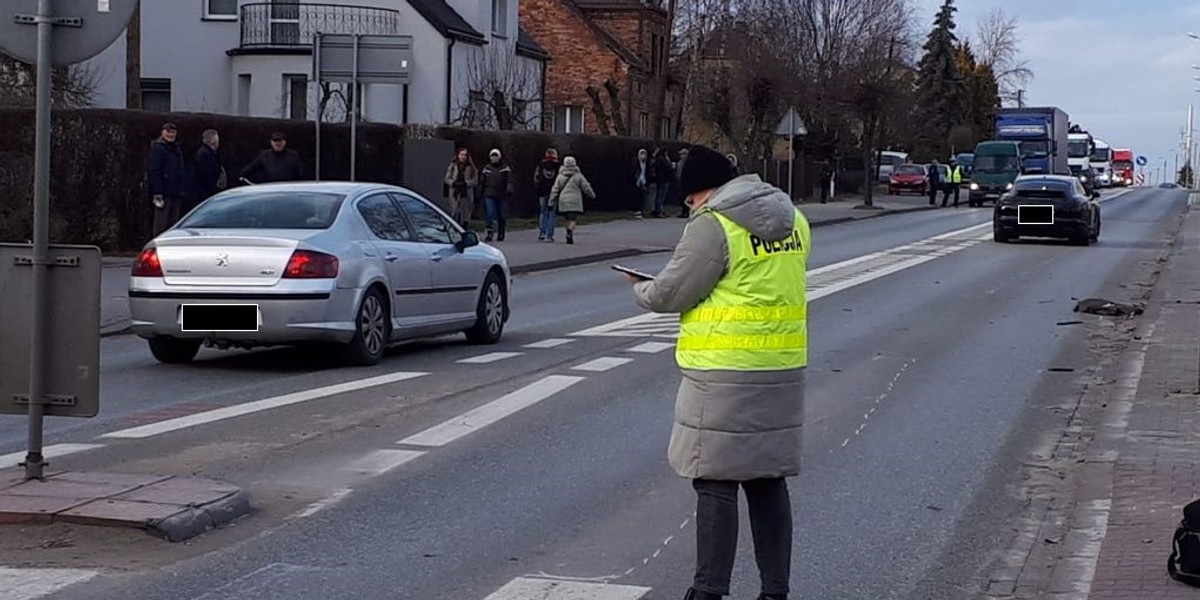 Wieluń. 39-latek na hulajnodze potrącony przez porsche.