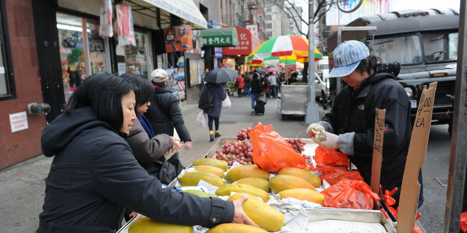 Stragan z owocami w Chinatown w Nowym Jorku
