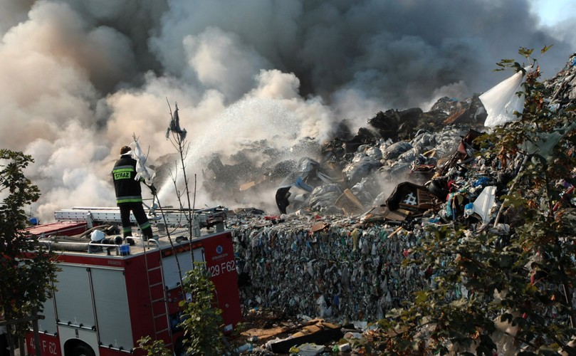 Pożar sortowni śmieci w Dąbrówce Wielkopolskiej w Lubuskiem