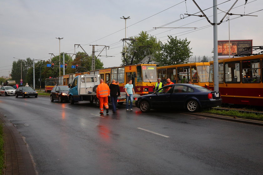 Łódź. Rozbite samochody blokują torowiska. MPK: – Duże opóźnienia i objazdy
