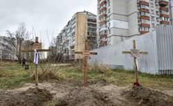 Dziennikarze pokazują wstrząsające nagrania z przedmieść Kijowa. Rosjanie zabijają cywili i rujnują domy