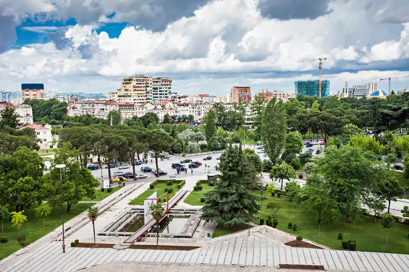 Tirana to miasto, które zaskoczy nas pod wieloma względami