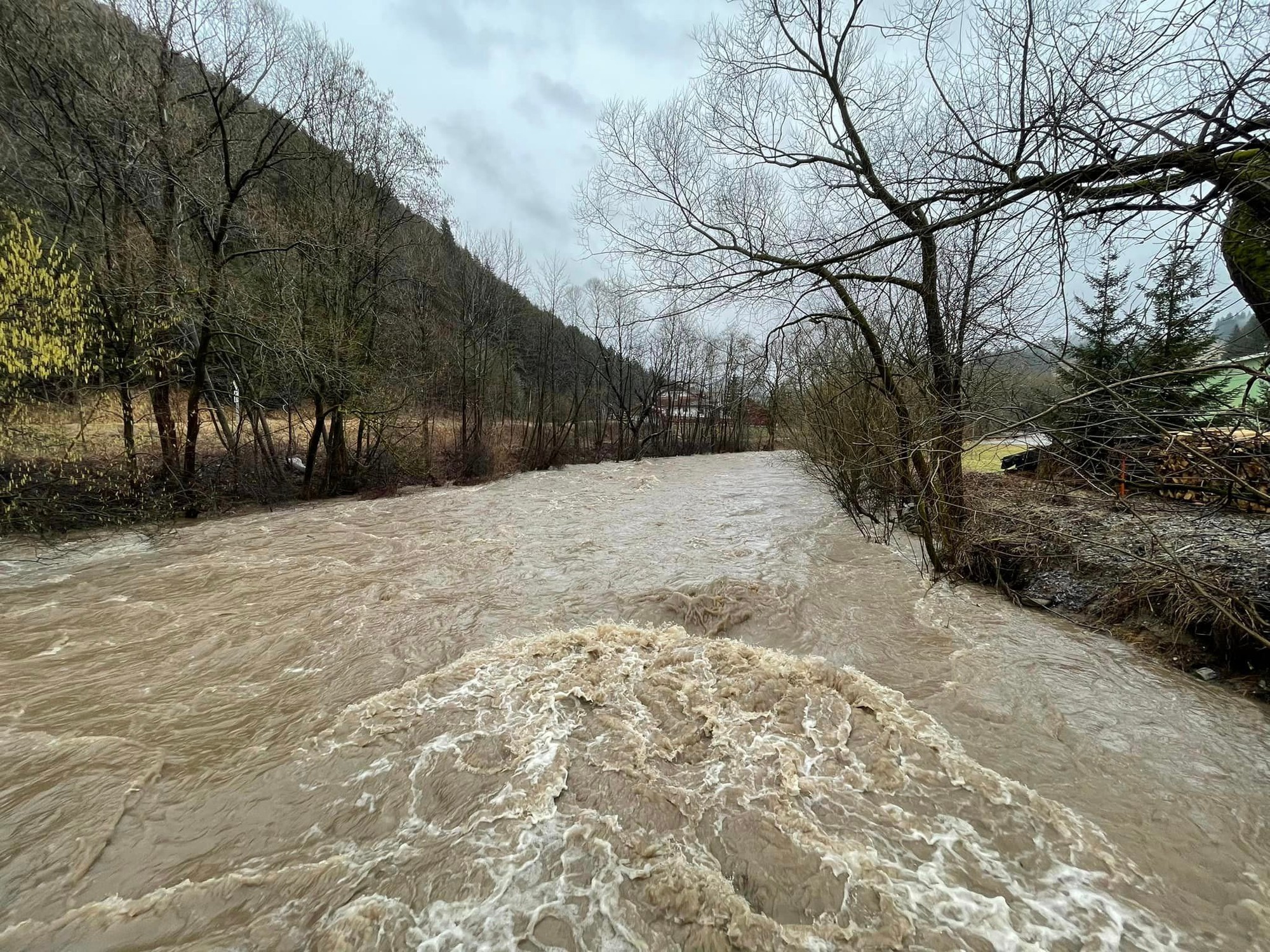 Rieka Revúca dosahuje tretí povodňový stupeň: Mesto je v pohotovosti