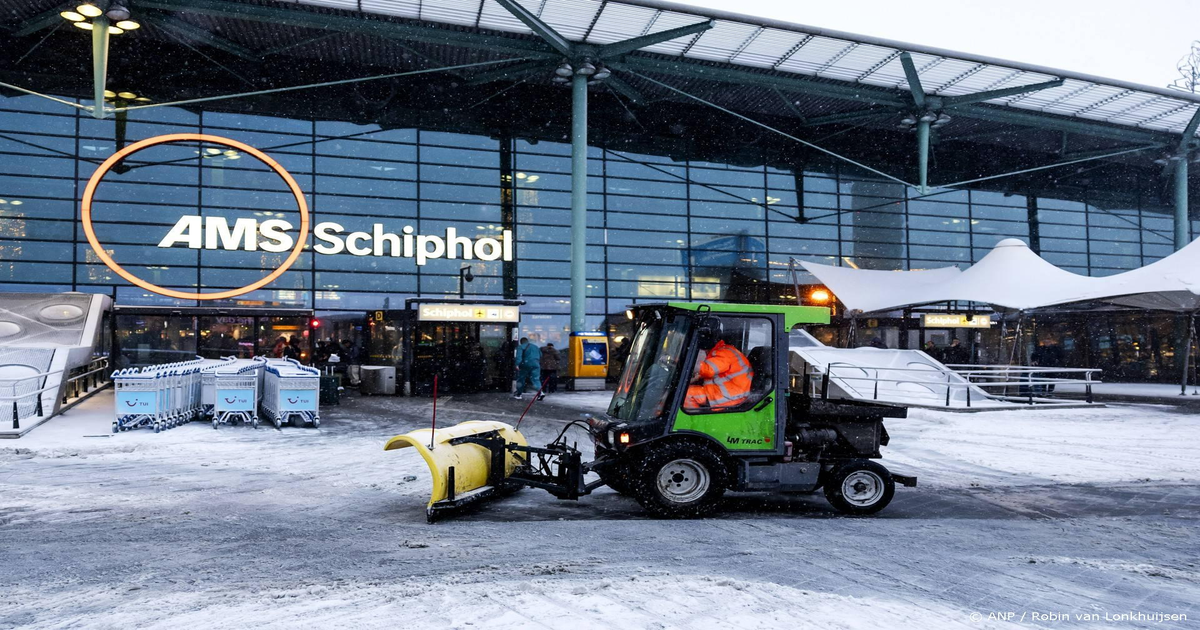 100 vluchten geschrapt op Schiphol door verwacht winterweer