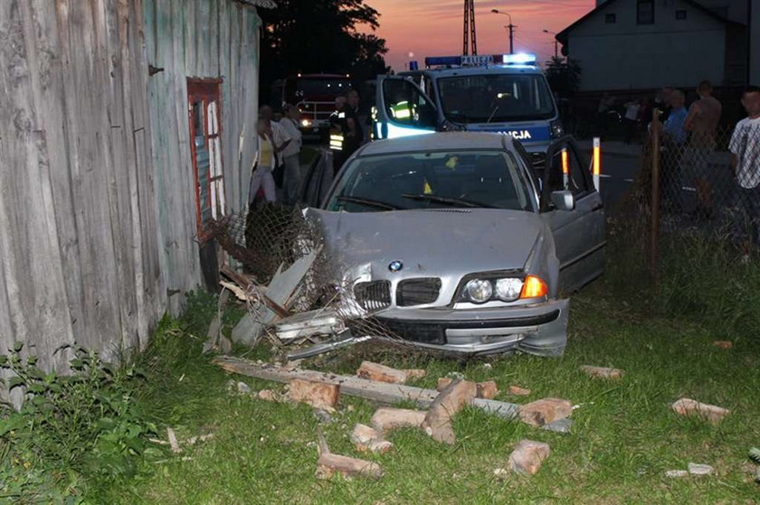 BMW walnęło w dom. Jechało w nim 7 osób!