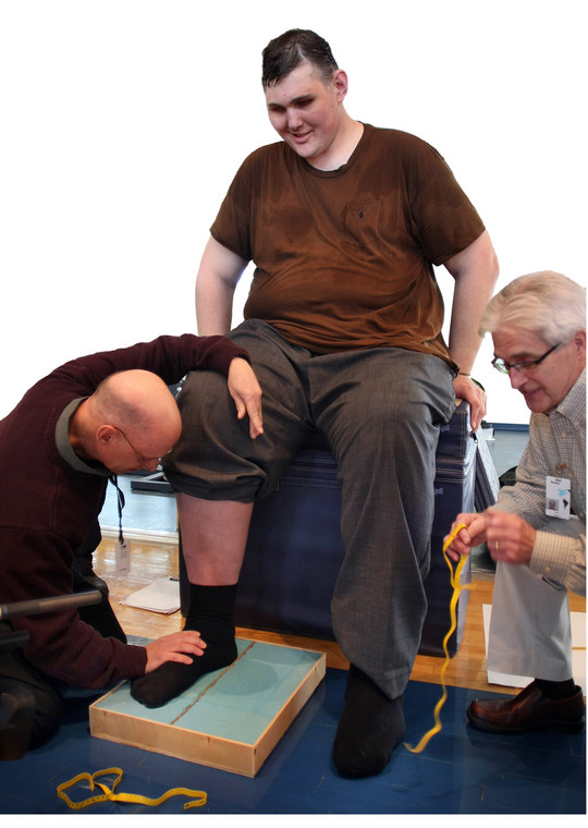 Igor Vovkovinskiy podczas pomiaru stóp przez ekspertów Reeboka