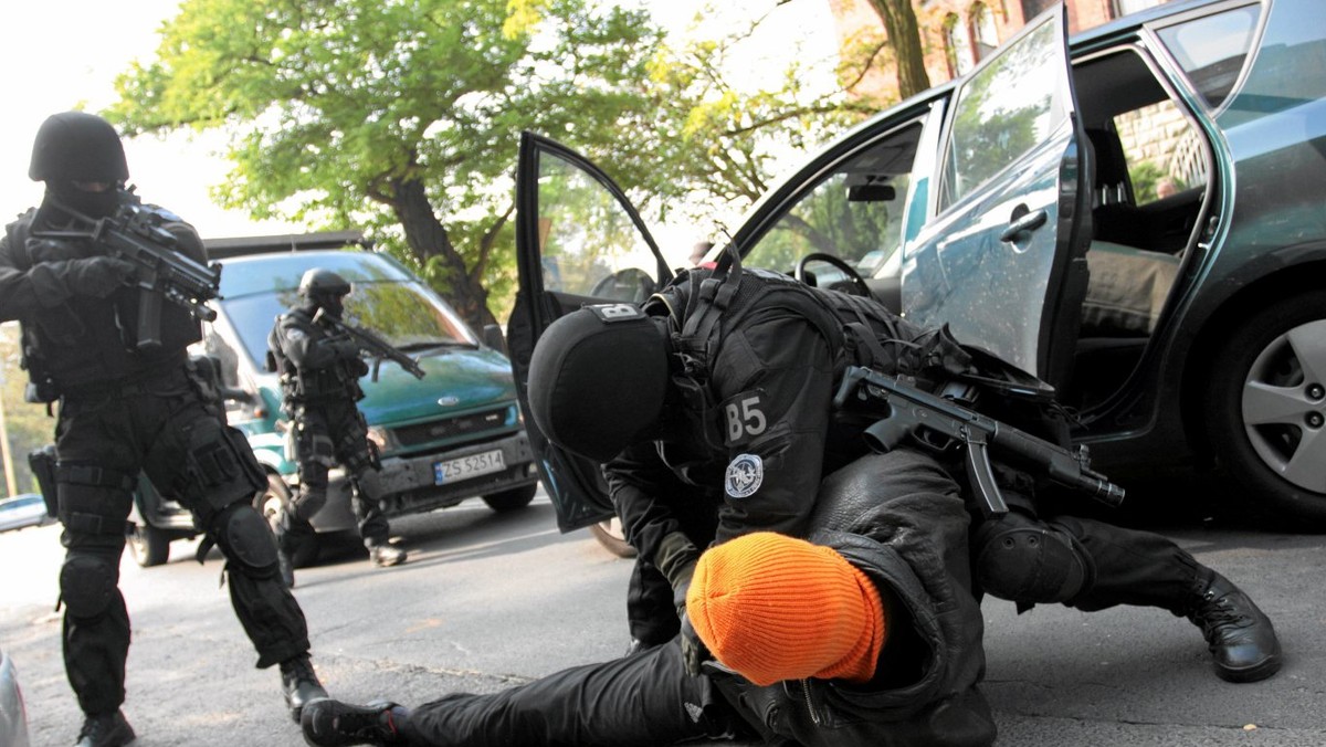 Policja zatrzymała 13 osób podejrzanych o posiadanie i rozprowadzenie narkotyków. Niektórzy z młodych ludzi są związani z grupami kibiców drużyn piłkarskiej i żużlowej z Gorzowa - podał rzecznik lubuskiej policji Sławomir Konieczny.