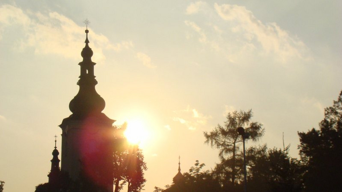 Władze Nowego Targu upominają mieszkańców za pośrednictwem słów Jana Pawła II. Nowy Targ, jak wiele małopolskich miast, od lat walczy z zimowym zanieczyszczeniem powietrza.