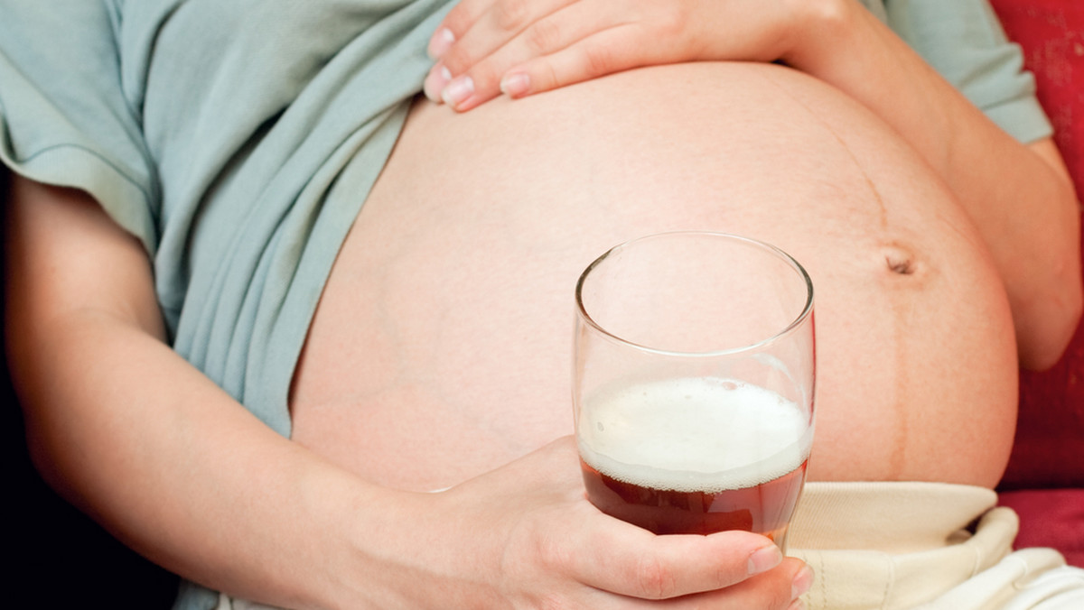 9 września obchodzony jest na całym świecie Dzień FAS - Płodowego Syndromu Alkoholowego (od ang. Fetal Alcohol Syndrome).  Z badań Głównego Inspektoratu Sanitarnego wynika, że w 2009 roku 14 proc. kobiet spożywało alkohol, będąc w ciąży. Trzy lata później już 10,1 proc. Najwięcej pijących kobiet w ciąży jest wśród mieszkanek większych miast. Skutki spożywania alkoholu przez przyszłe matki są nieodwracalne...