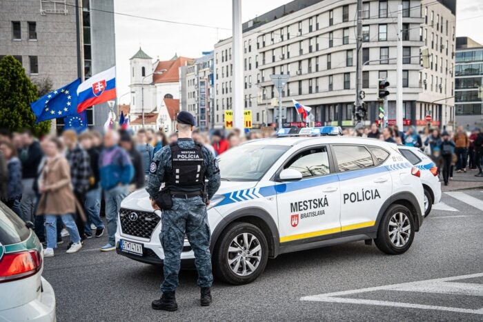 O odtiahnutí zle zaparkovaného auta bude môcť rozhodnúť aj mestský policajt.
