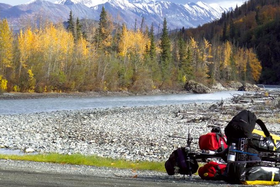 Droga, którą pokonywał Piotr Strzeżysz rowerem z Alaski do Kanady, znana jest jako Alaska Highway. Trasa o długości 2650 km, została zbudowana w rekordowo szybkim czasie, bo zaledwie ośmiu i pół miesiąca