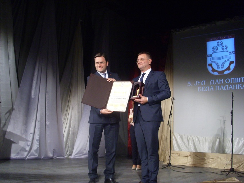 Nikola Selaković od Gorana Miljkovića prima priznanje u ime predsednika Srbije