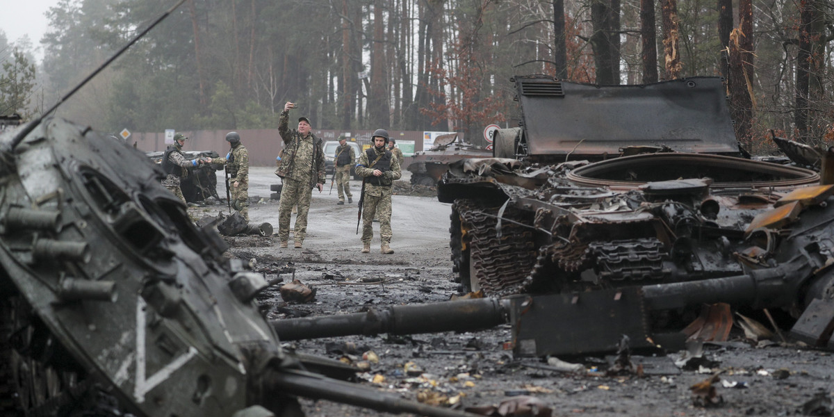 Wraki spalonego rosyjskiego sprzętu porzucone pod Kijowem