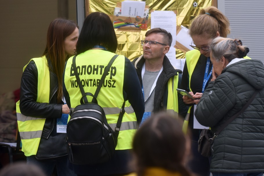 Ofiarność ludzi i pospolite ruszenie całego społeczeństwa jest wspaniałe, ale jest również druga strona medalu: ci, którzy pomagają, są często pozostawieni sami sobie i nie mogą liczyć na niczyje wsparcie