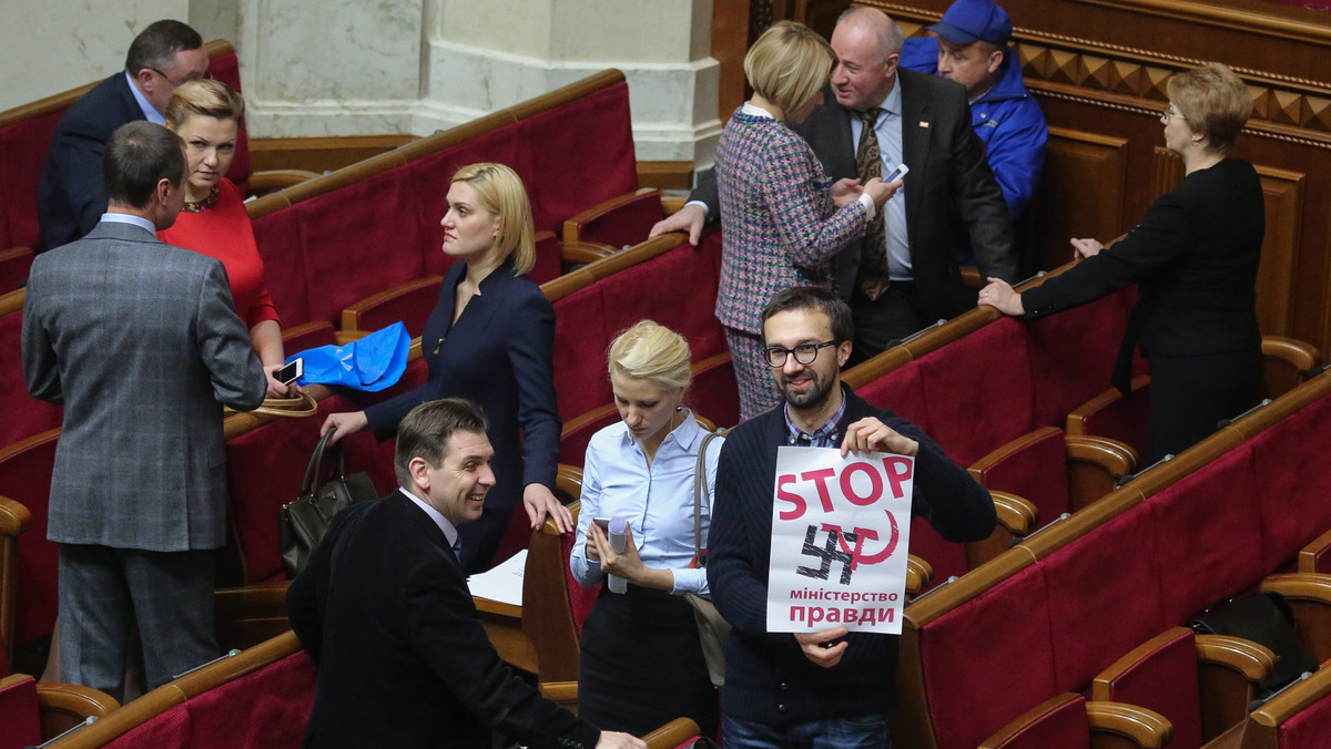 Ukraiński parlament ostatecznie zatwierdził wieczorem zaproponowany przez koalicję "Europejska Ukraina" skład rządu premiera Arsenija Jaceniuka. Poparło go 288 deputowanych. Wcześniej w parlamencie doszło do zamieszania, rozległy się nawet okrzyki "hańba".