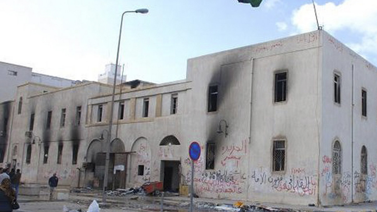 Libijska armia ostrzelała w mieście Zawija, na zachód od Trypolisu, minaret przy meczecie, gdzie obozowali antyrządowi demonstranci - poinformowała agencja Associated Press powołując się na świadków. Są ofiary.