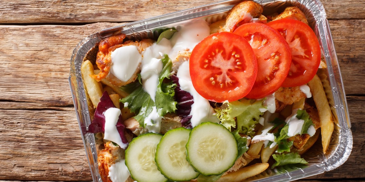 Kapsalon, czyli holenderski kebab, to dobry pomysł na jednogarnkowy obiad.