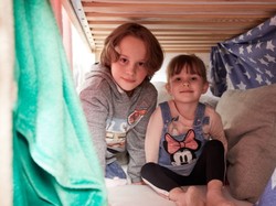 Baza z koców na nudę i troski – ekspertka podpowiada, jak kultowa zabawa może pomóc w wychowaniu dziecka