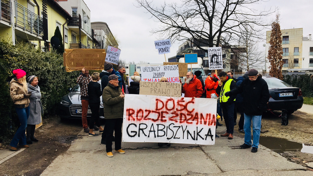 Wrocław: mieszkańcy Blacharskiej po raz kolejny blokowali przejazd przez ulicę