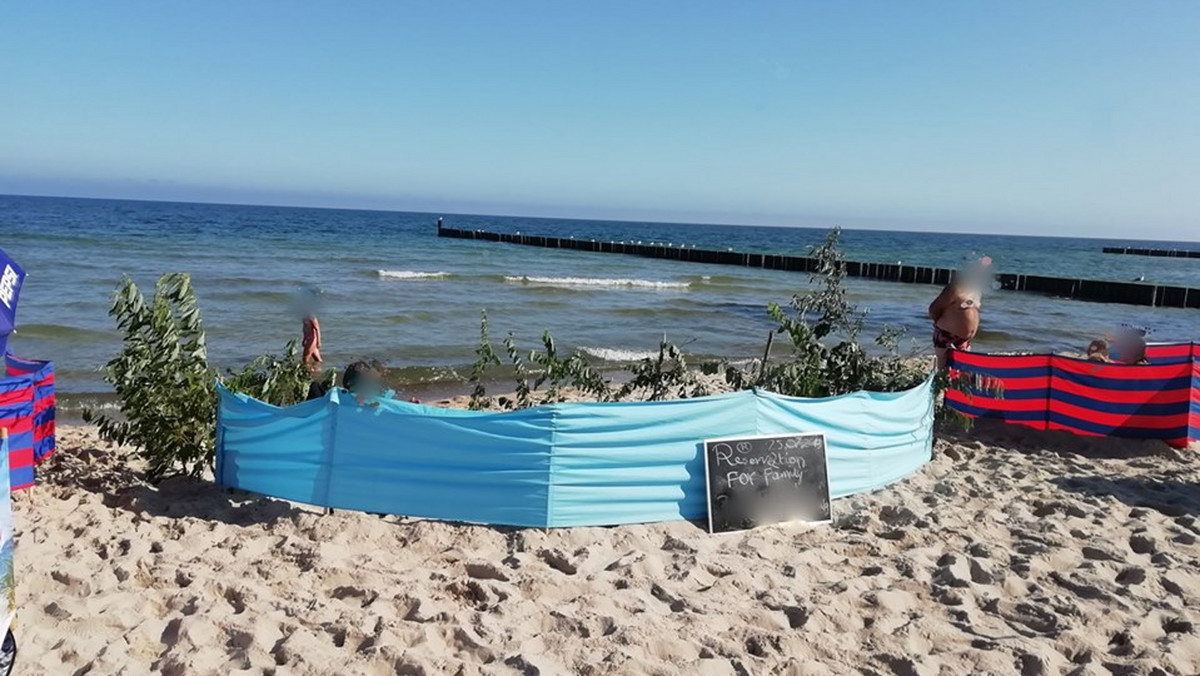 Aby zająć upragnione miejsce na plaży, mężczyzna posunął się o krok dalej, niż inni plażowicze. Poza parawanem, do ogrodzenia miejsca wypoczynku użył również dużych gałęzi drzew. Budowę konstrukcji rozpoczęto już wczesnym rankiem. W sprawie interweniowała policja i urzędnicy.