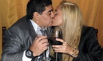 Maradona dotyka miejsca intymne partnerki! ZOBACZ