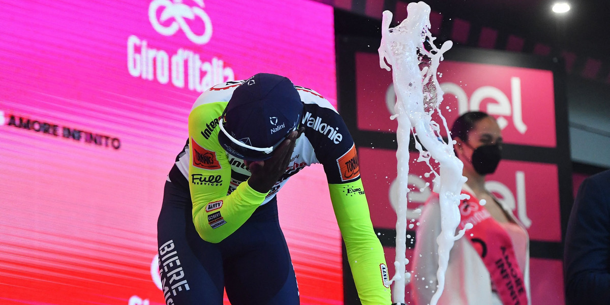 Zwycięzca 10. etapu Giro d'Italia Biniam Girmay po ceremonii trafił do szpitala przed uderzenie korkiem do szampana. 